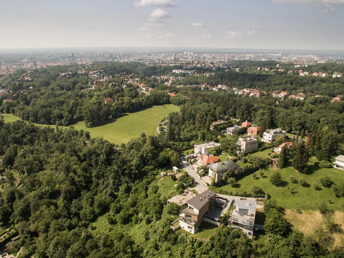 Na jednoj od najpoželjnijih lokacija Zagreba nalazi se kuća koja spaja privatnost, svjetlost i prirodan tok prostora. Prostire se kroz tri etaže s diskretnim poluetažama, a velike staklene stijene povezuju interijer s terasom i vanjskim prostorom.