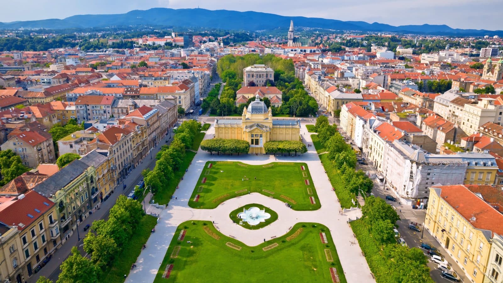 Zagreb, Donji grad, Lenucijeva potkova –  četverosoban stan od u jednoj od kvalitetnijih zgrada centra. Na iznimnoj lokaciji u Gundulićevoj ulici, u samom srcu Zagreba, nalazi se ovaj prostran i besprijekorno očuvan četverosoban stan.  Zgrada ima armiranobetonsku konstrukciju od podruma do prvog kata te armiranobetonski serklaž, što dodatno potvrđuje njezinu kvalitetu i sigurnost. Dodatna prednost je što je odobrena kompletna obnova fasade koja će se realizirati na proljeće, nakon čega slijedi i ugradnja potpuno novog lifta.