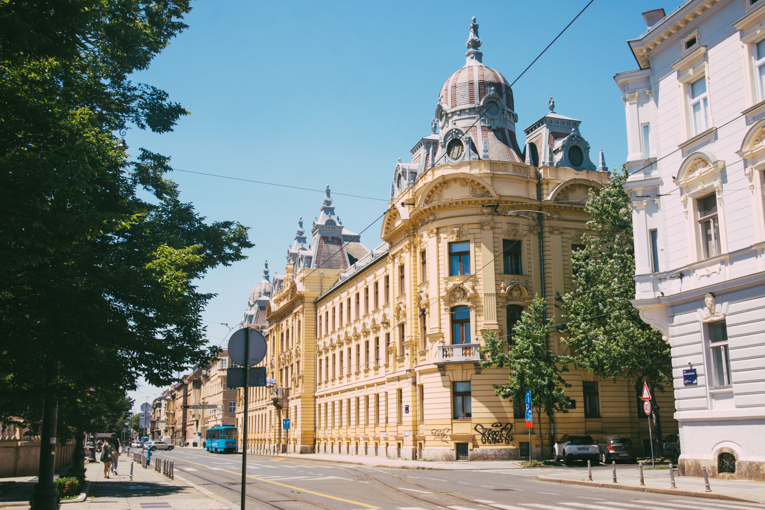 U jednom od najpoželjnijih dijelova zagrebačkog centra, nalazi se prostran i svijetao građanski stan. Smješten u urednoj održavanoj zgradi,  obnovljeni krov i fasada. Lokacija je iznimna – dovoljno mirna za ugodan svakodnevni život. Ova nekretnina idealan je izbor za ljubitelje građanske arhitekture, obitelj koja traži prostran dom u centru grada ili kao investicija za poslovni prostor, ordinaciju ili luksuzni gradski najam. Stanovi ovakvog karaktera i na ovakvoj lokaciji rijetko se pojavljuju na tržištu – ne propustite priliku postati vlasnikom dijela zagrebačke građanske baštine.